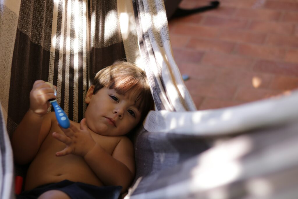 Kinder müssen an heißen Sommertagen auch einmal entspannen - zum Beispiel in einer Hängematte