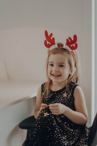 Kinder freuen sich auf die Weihnachtszeit