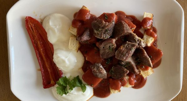 Iskender Kebap ist ein beliebtes und bekanntes türkisches Grillgericht